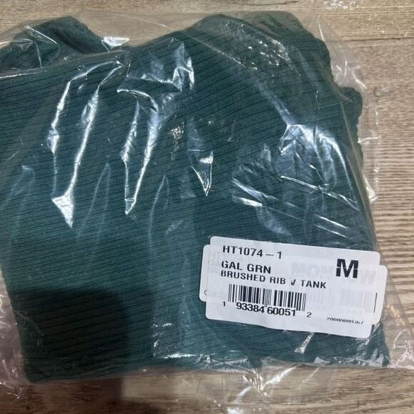 NWT‎ Monrow Gal Green Brushed V Neck Tank Top Medium ribbed - Picture 10 of 10